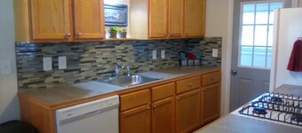 RELAX & STAY AWHILE,  WALK  TO CANYON LAKE , HIKING TRAILS, KAYAKING & FISHING