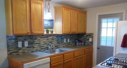 RELAX & STAY AWHILE, WALK TO CANYON LAKE , HIKING TRAILS, KAYAKING & FISHING