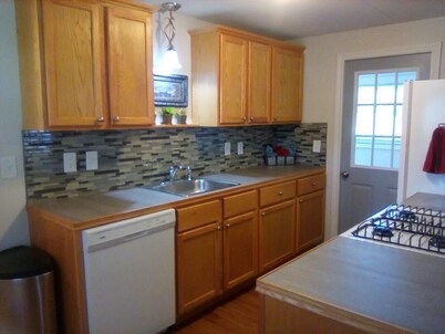 RELAX & STAY AWHILE,  WALK  TO CANYON LAKE , HIKING TRAILS, KAYAKING & FISHING