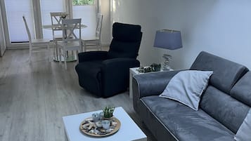 Smart-TV, DVD-Player, Bücher, Stereoanlage