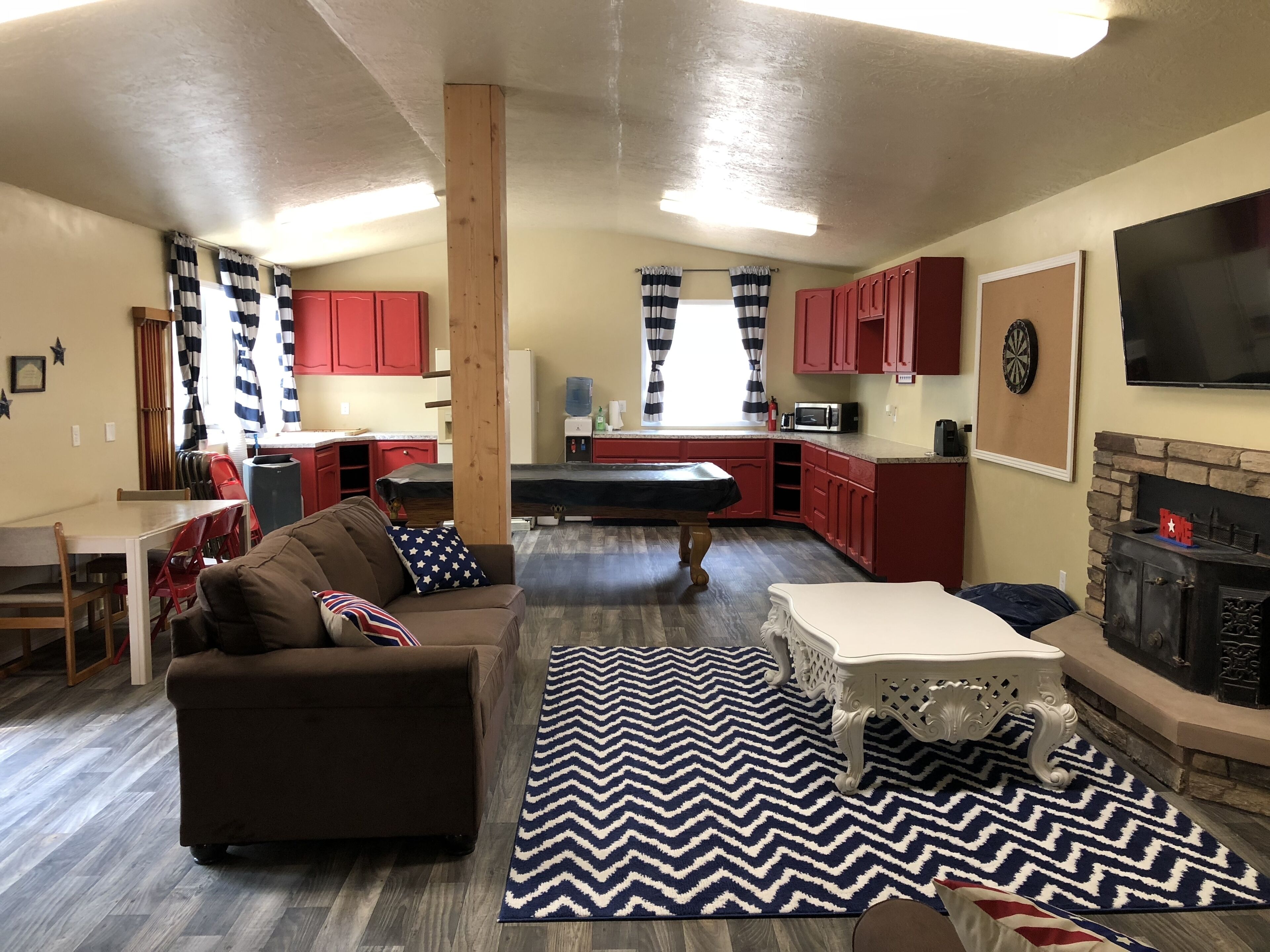 23 Acre Riverfront bunkhouse “Glamping” glamorous camping in the city of Eagle!