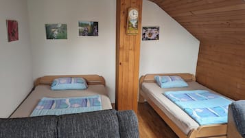 3 bedrooms, desk, WiFi, bed sheets