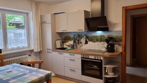 Kühlschrank, Mikrowelle, Herdplatte, Wasserkocher mit Kaffee-/Teezubehör