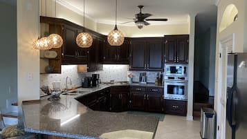Geladeira grande, micro-ondas, fogão, cooktop
