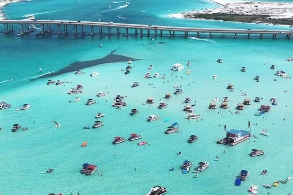Beautiful Crab Island, only 15 minutes from the dock.