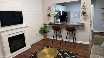 Smart TV, fireplace, stereo