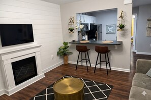 Smart TV, chimenea y estéreo 