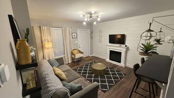 Smart TV, fireplace, stereo