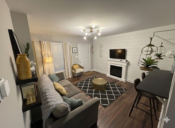 Smart TV, chimenea y estéreo 