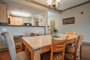 Dining - Sweet Bear - Unit 2701 - FREE Attraction Ticket with EACH night Stay Including Dollywood (Pigeon Forge)