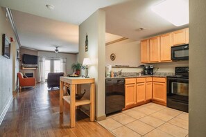 冰箱、微波炉、烤箱、炉灶