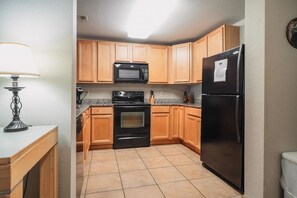 Fridge, microwave, oven, stovetop - Sweet Bear - Unit 2701 - FREE Attraction Ticket with EACH night Stay Including Dollywood (Pigeon Forge)