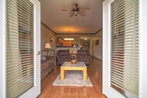 TV - Sweet Bear - Unit 2701 - FREE Attraction Ticket with EACH night Stay Including Dollywood (Pigeon Forge)