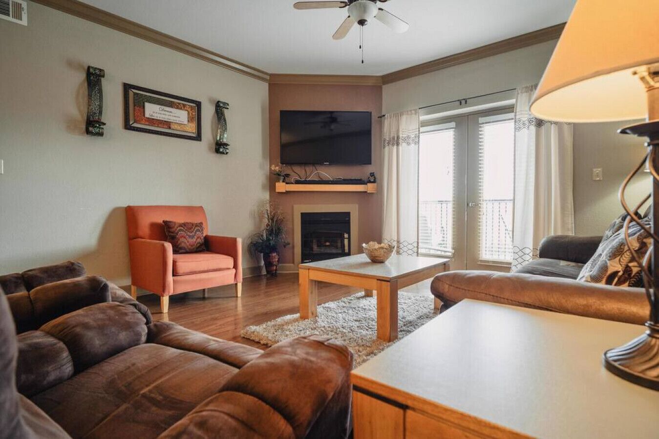 Ein Wohnzimmer mit Kamin, Fernseher und Sofa.