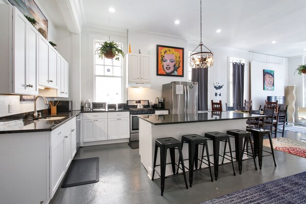 Køleskab, mikrobølgeovn, ovn, kogeplade