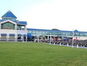Ein modernes Gebäude mit blauem Dach und Glasfassade.