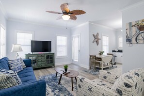 TV, DVD player, books, stereo - Updated Condo Near Beach with Oasis Pool & Tiki Bar! (Pensacola)