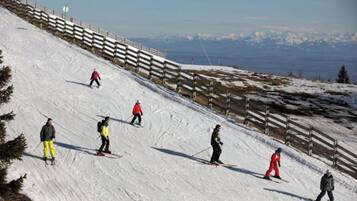 Une piste de ski avec des skieurs qui dévalent la pente.