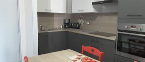 Kühlschrank, Mikrowelle, Ofen, Herdplatte