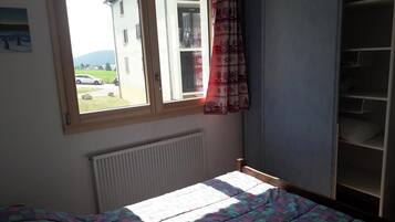 1 chambre, fer et planche Ă  repasser