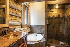 Ensemble baignoire-douche, baignoire à remous, séchoir à cheveux
