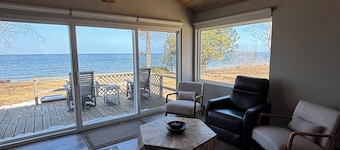 Family friendly cottage on the bay!