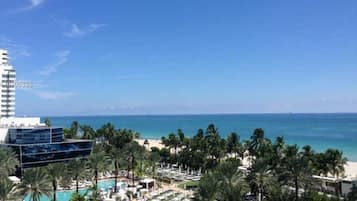 Plage, chaises longues