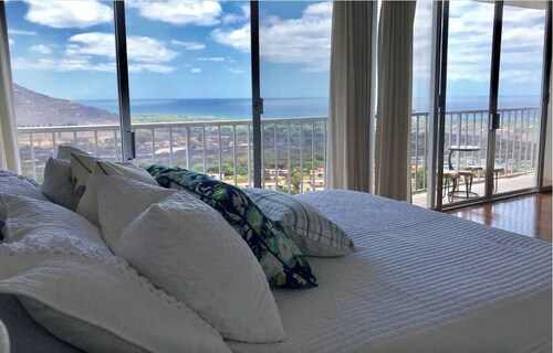 Panoramic Ocean / Mountain View Condo
