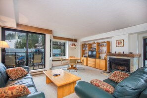 TV, fireplace, DVD player - Suite in best location, mountain views & balcony (Whistler)