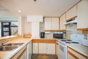 Fridge, microwave, oven, stovetop - Suite in best location, mountain views & balcony (Whistler)