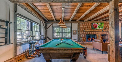 *NEW* Rustic Ridge! Spacious home with wood beams, hot tub, pool table & Guesthouse