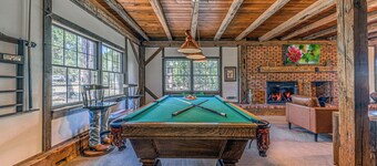 *NEW* Rustic Ridge! Spacious home with wood beams, hot tub, pool table & Guesthouse