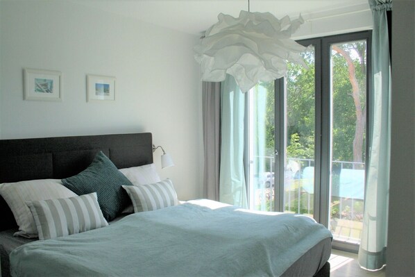 2 bedrooms, desk, iron/ironing board, travel cot