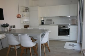 Kylskåp, ugn, spishäll och diskmaskin