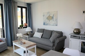 Smart TV, books, stereo