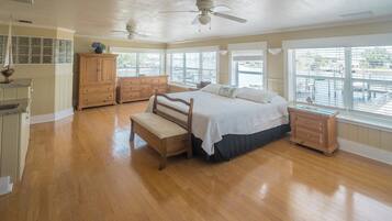 4 slaapkamers, een strijkplank/strijkijzer, gratis wifi, beddengoed