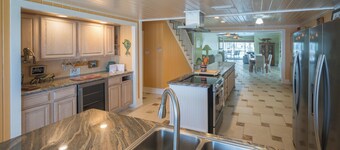 Large, Luxe, front de mer Accueil avec toutes les commodités. Va dormir 12 