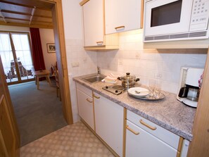 Kjøleskap, mikrobølgeovn, kokeplater og oppvaskmaskin