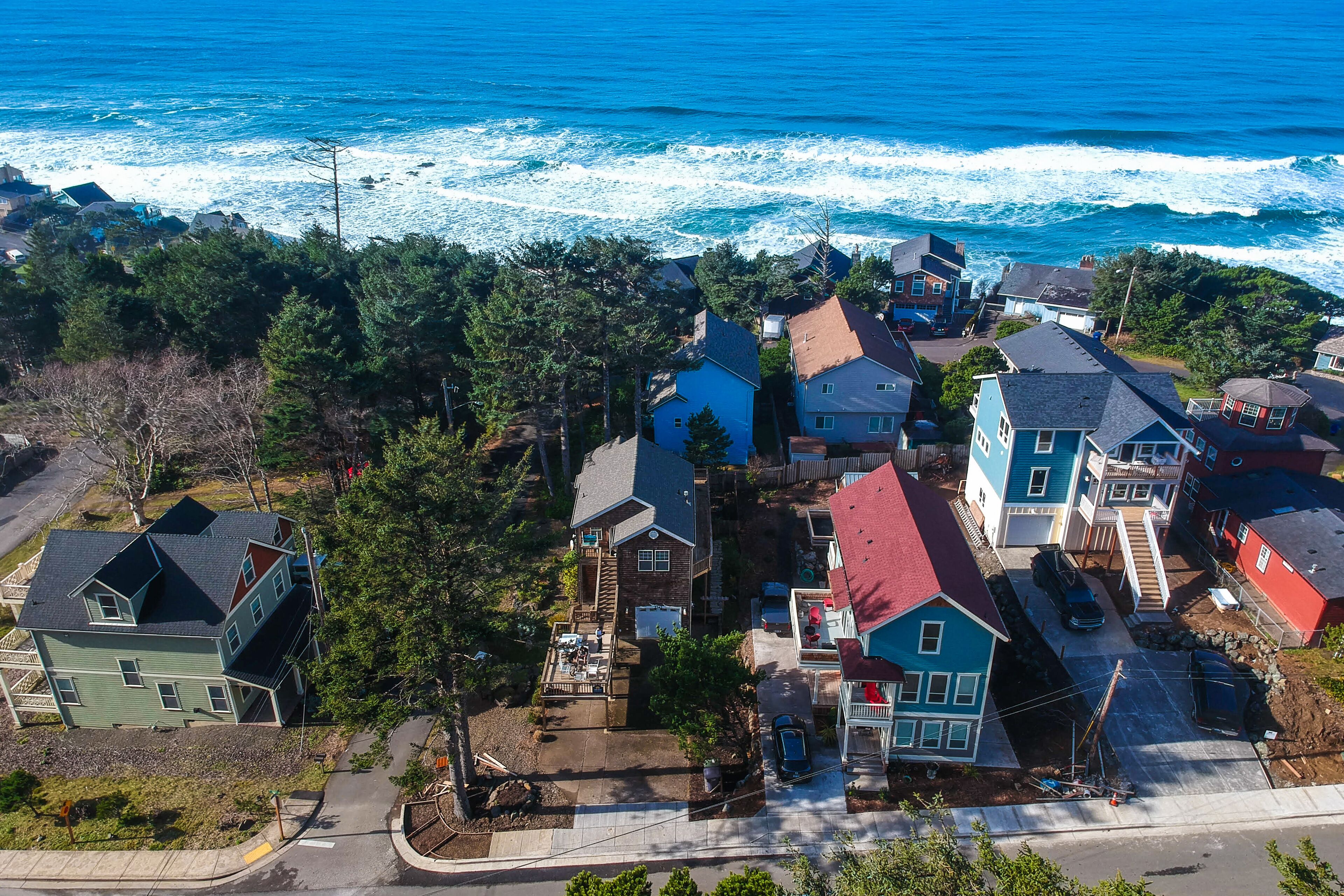 Spacious dog-friendly home with WiFi & fireplace, near the beach and park