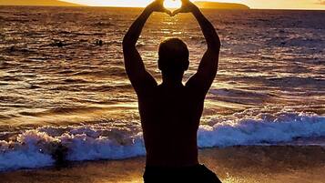 Una playa cerca, sillas reclinables de playa, toallas de playa