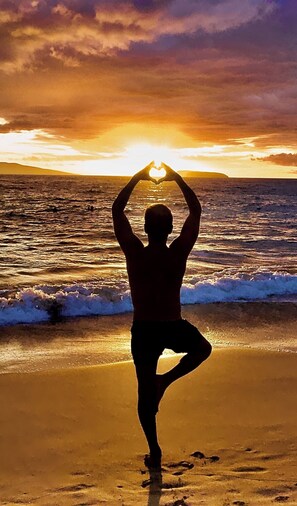 Playa en los alrededores, camastros y toallas de playa 