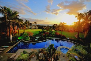 Ein Poolbereich eines Resorts mit Blick auf den Ozean und einem Golfplatz im Hintergrund.
