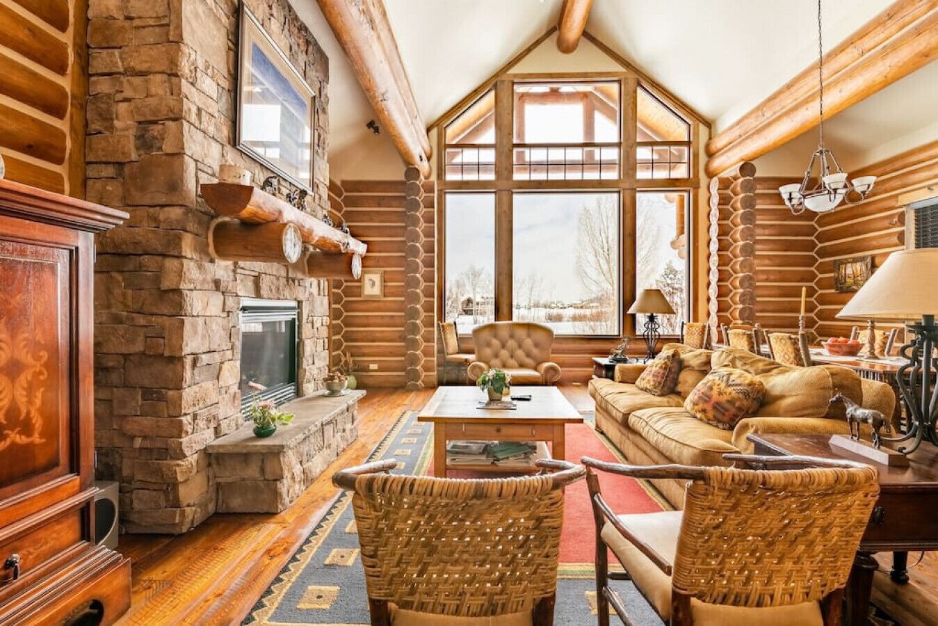 Smart TV, fireplace, DVD player