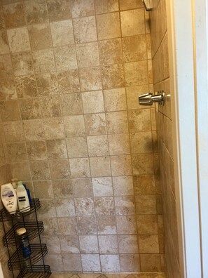Shower, hair dryer, towels, soap - Charming South Pasadena Family Retreat — Private, Spacious & Steps from the Park (South Pasadena)
