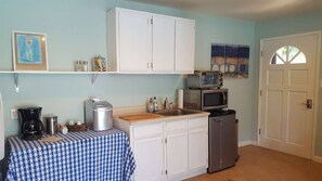 Fridge, microwave, oven, coffee/tea maker