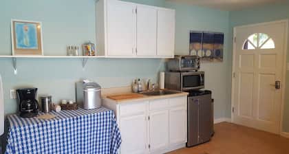 ***** COMFORTABLE, QUIET AND PRIVATE GUEST HOUSE ***