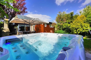Outdoor spa tub - Luxe XL house de Gouden vink, with jacuzzi, 1500 meters from the beach. (Sint Maartensvlotbrug)