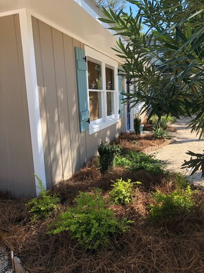 Exterior detail - 3 minutes Walk to Beach. Bikes, Umbrellas, Wagons! (Saint Simons Island)