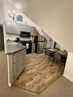 Jääkaappi, mikroaaltouuni, uuni, liesi