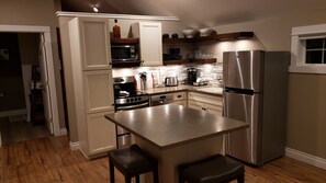 Kjøleskap, mikrobølgeovn, ovn og kokeplater